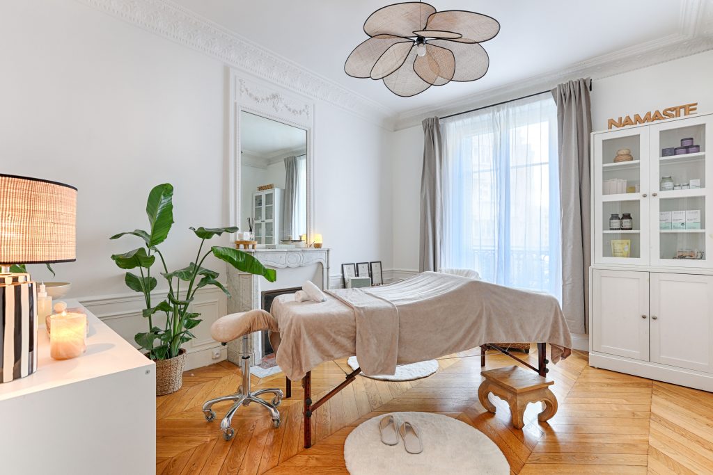 Espace lumineux dédié aux soins du visage naturels et massages facialistes à Paris 15