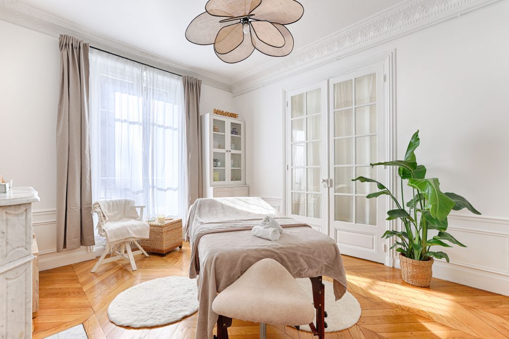 Cabine de soin facialiste avec table de massage à L’Espace Facialiste Paris 15