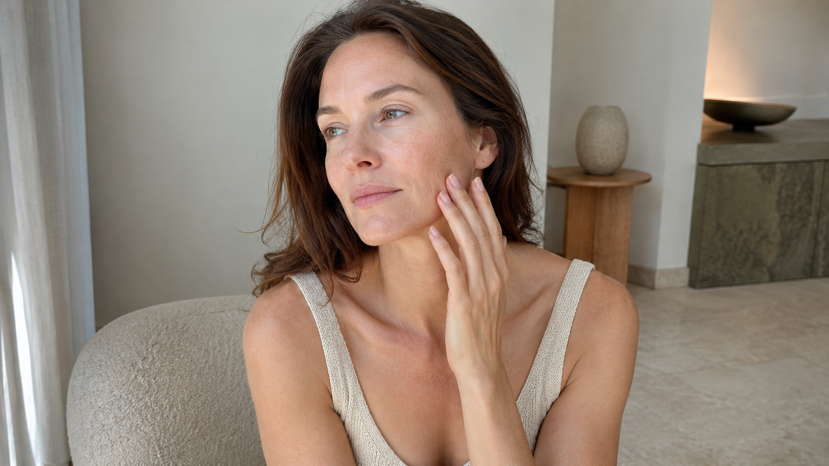 Femme avec une peau déshydratée recevant un soin facialiste doux à Paris 15
