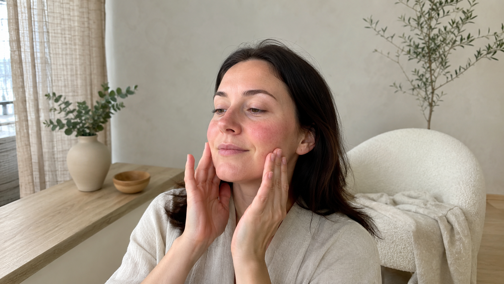 Femme à la peau sensible recevant un massage du visage doux et adapté dans un espace facialiste à Paris 15