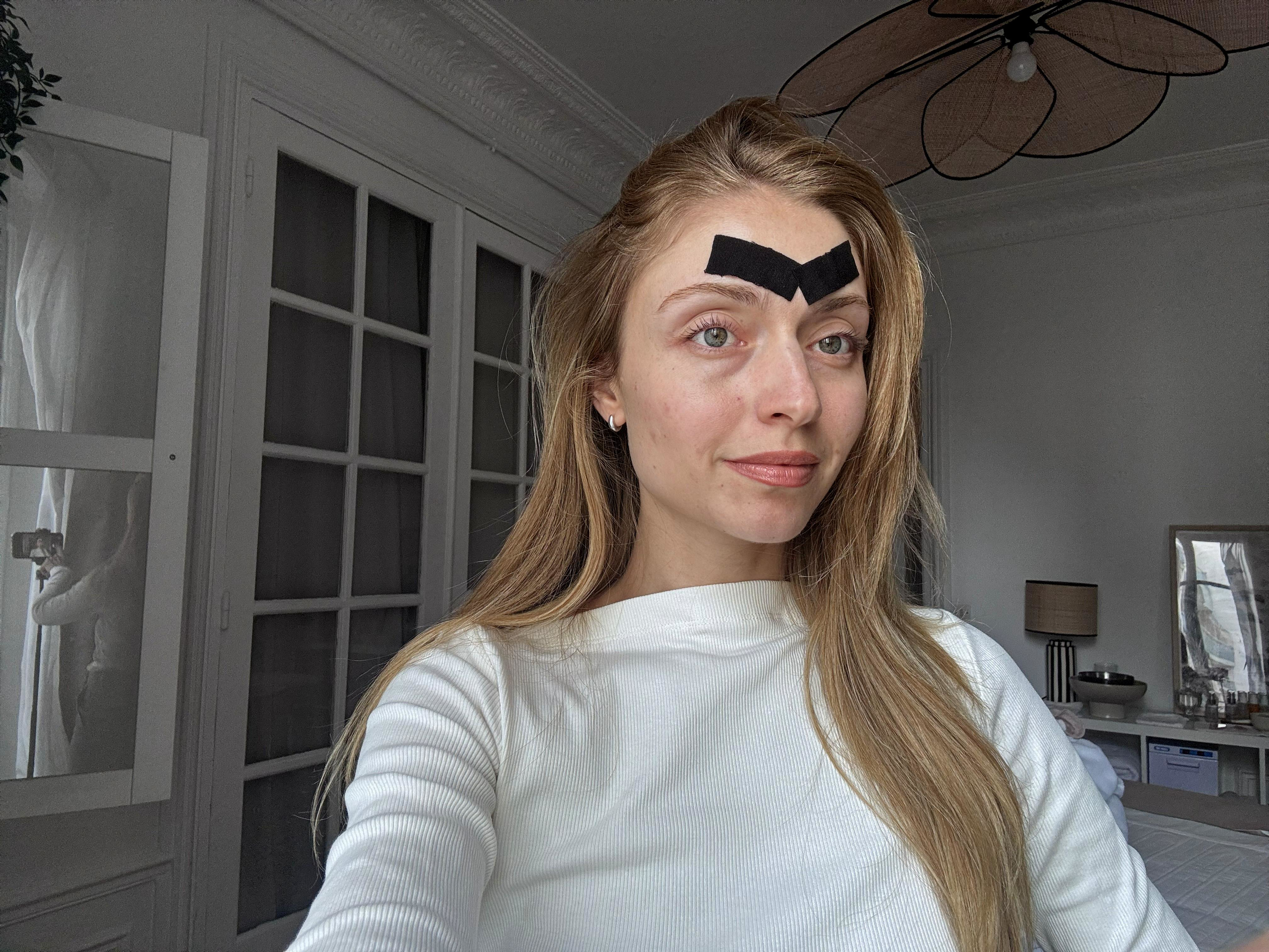 Alexia montre une pose de face tape sur la ride du lion entre les sourcils
