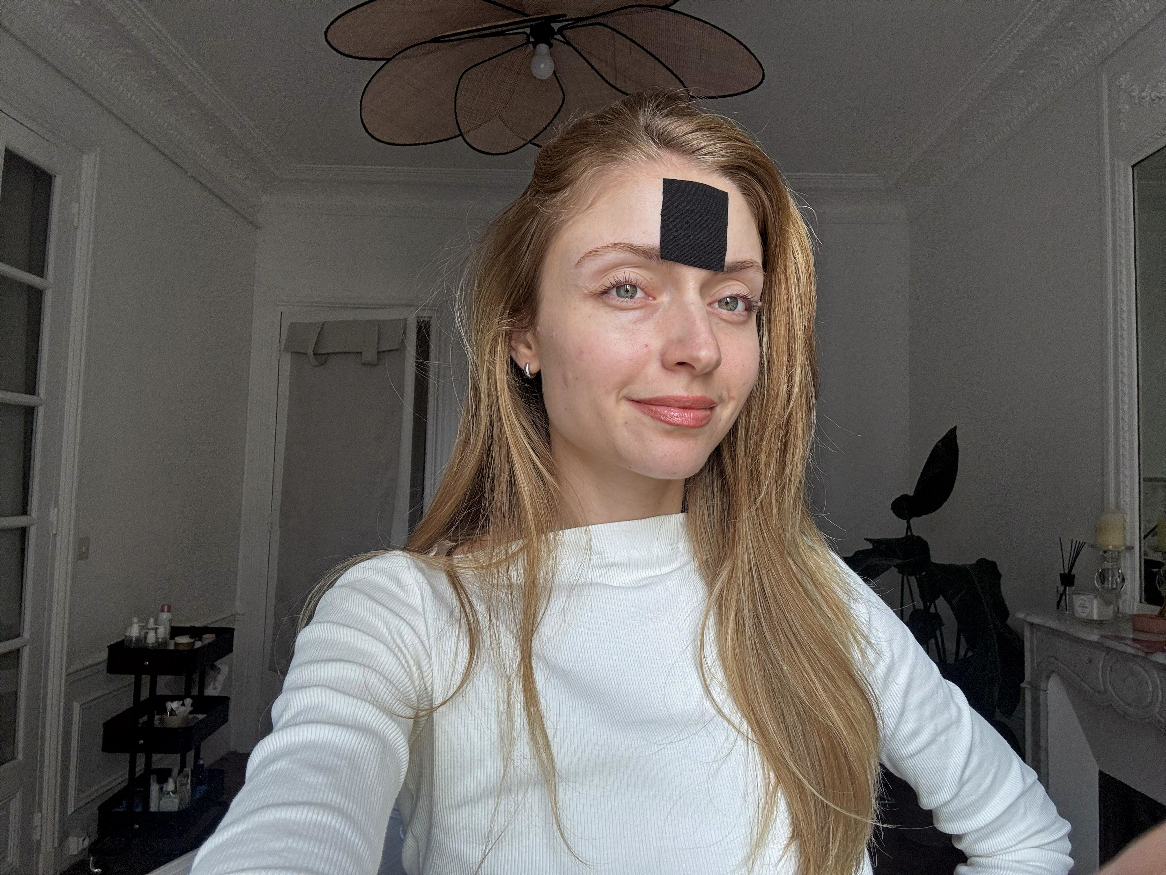 Alexia montre une pose de face tape sur les rides du front
