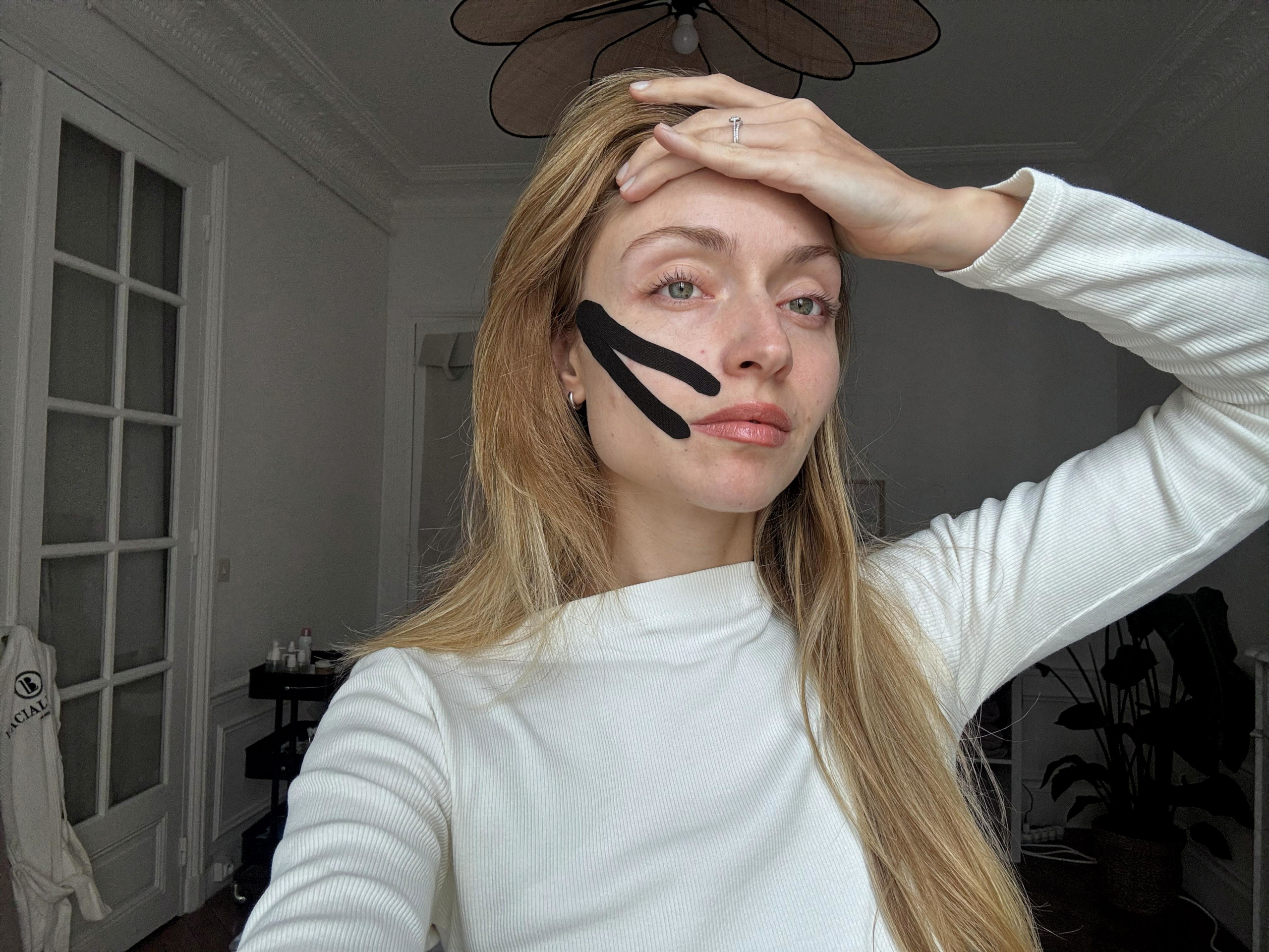 Alexia montre une pose de face tape sur les sillons nasogéniens
