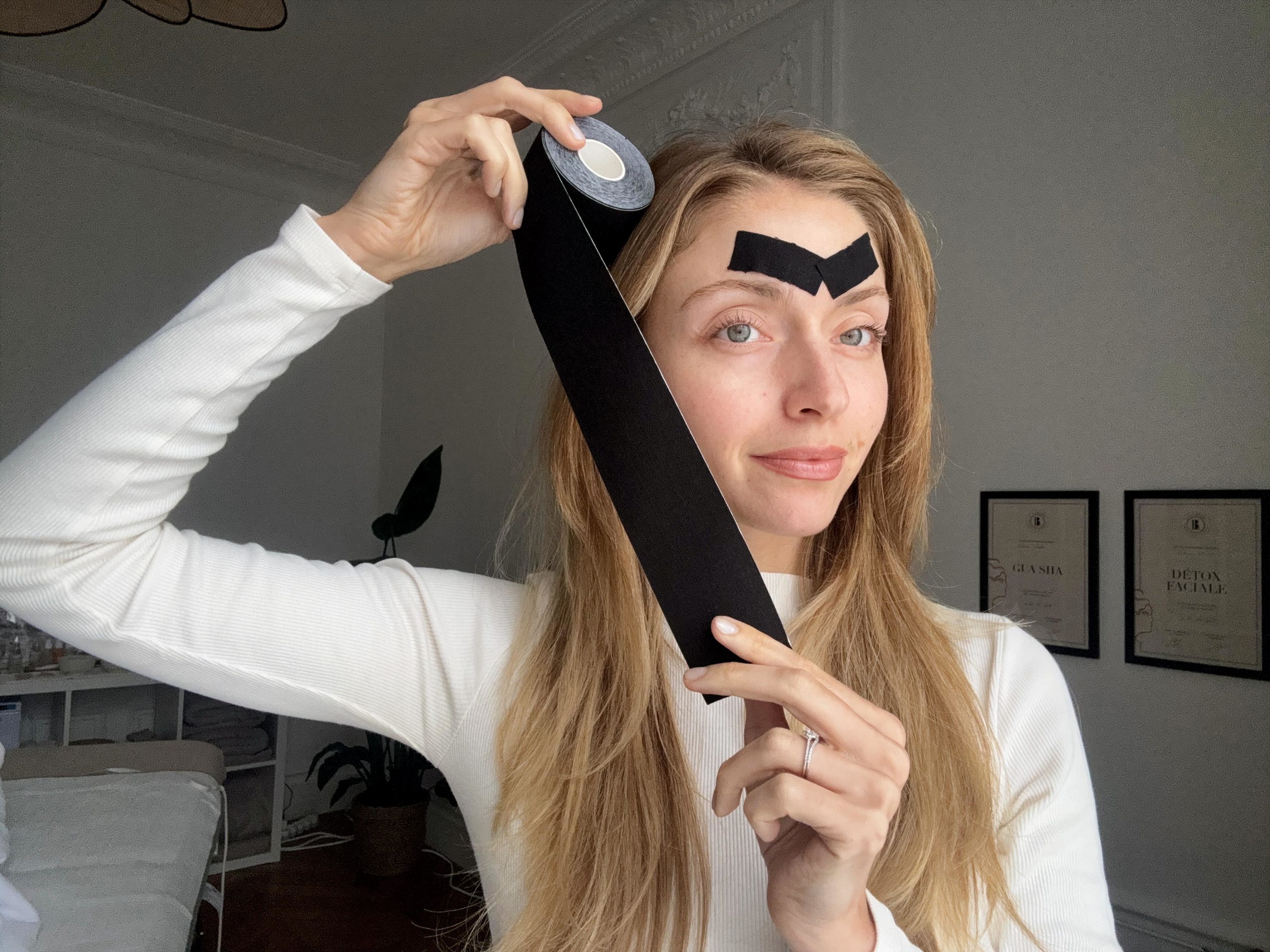 Alexia montre comment utiliser le face taping sur le visage avec un rouleau de tape