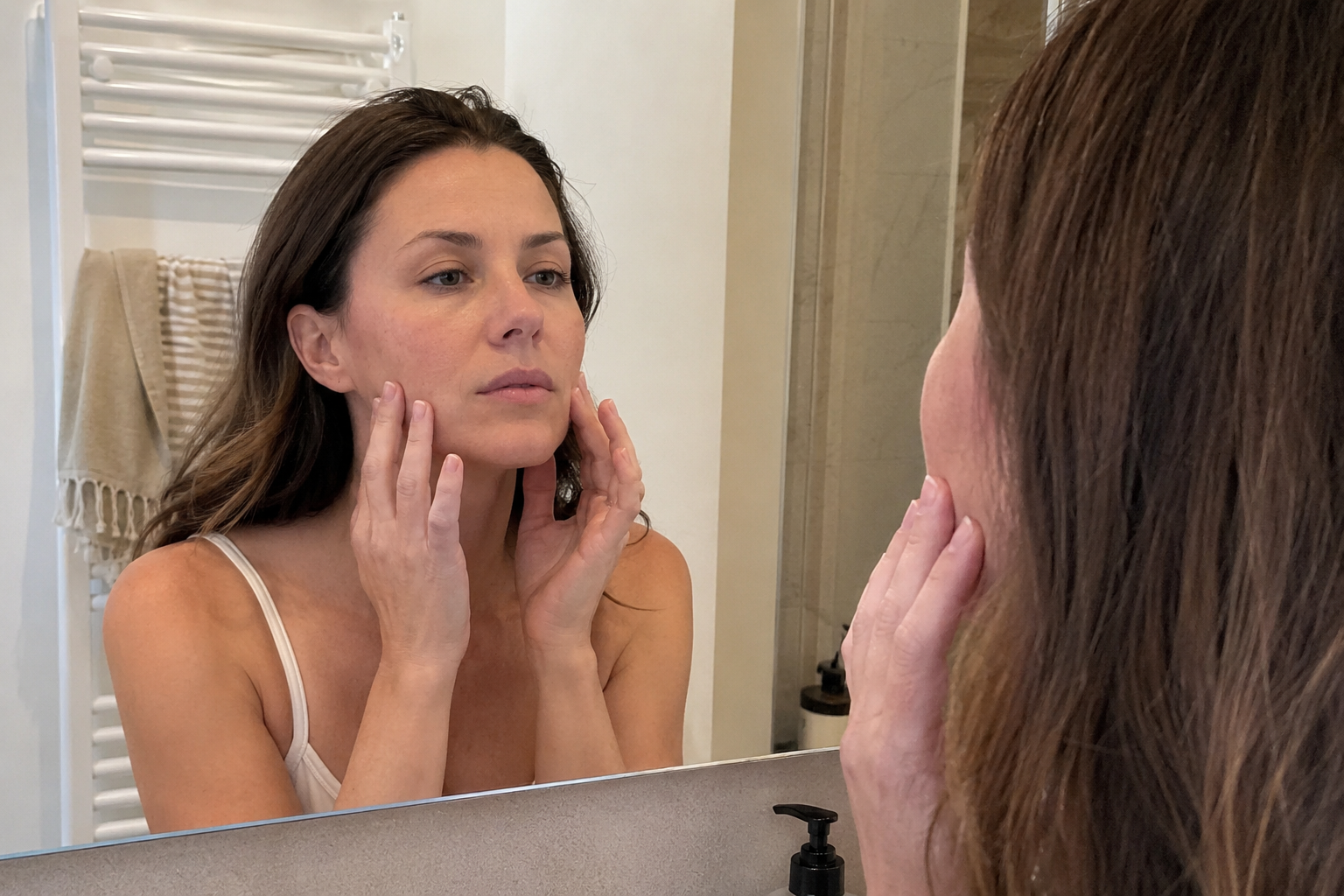 Femme avec une peau lumineuse en été, illustrant une peau grasse du visage à équilibrer en douceur